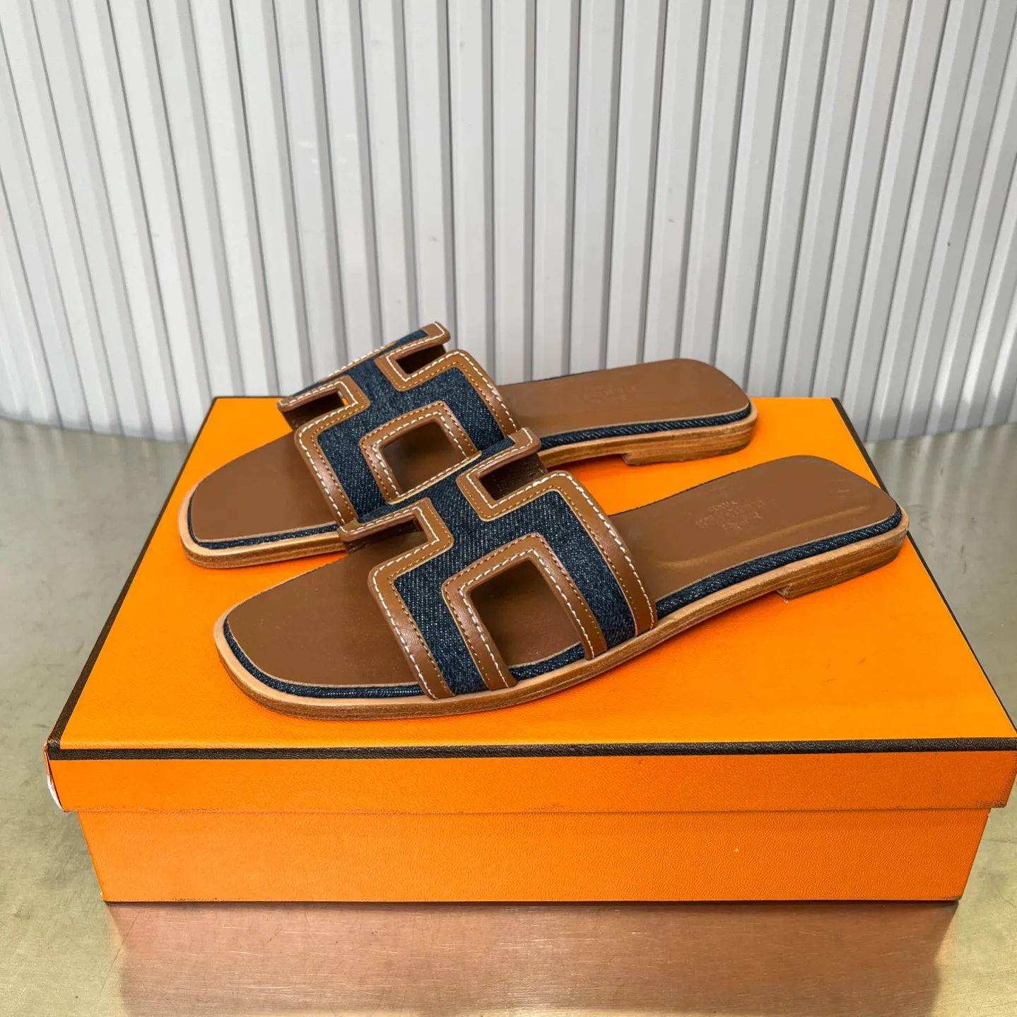 👟👟Ex-factory price 480👟👟 New style in early spring, splicing technology, new revision (Hermès), upgraded packaging, upgraded version and workmanship materials. Hermes®🔴The highest version of handmade shoes on the market ✨✨ Top product Hermès slippers🐎 —————————— The new model in early spring is the same as the original version, handmade by masters! ❥High-end customization, exclusive products, the highest version in the industry⚠❥Using: Hermers upper: Italian imported cowhide + original custom-grade Australian sheepskin feet + genuine leather outsole (pursuing top walking comfort) ✨~~〰〰〰〰❥ Packaging: ✔🚦Pay attention to the packaging➰Top-level exclusive box 〰The original top quality is on sale━━━━Hermes━━━━━ size: 35-40 (34.41.42 custom-made, non-refundable)